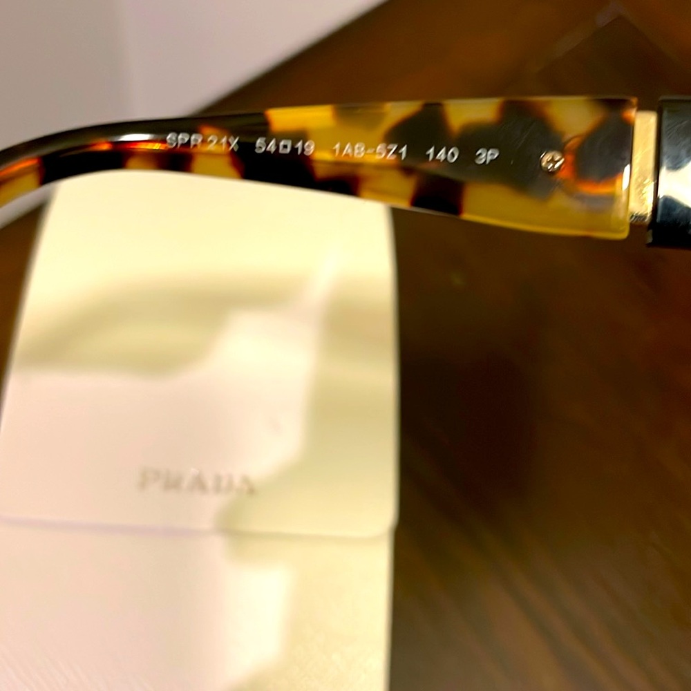 Prada sunglasses - Picture 4 of 5
